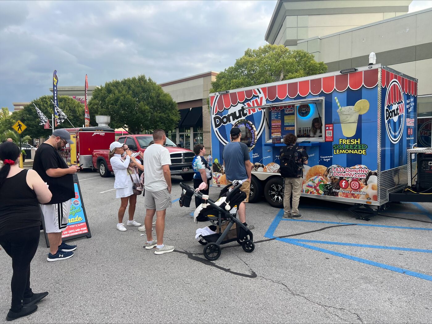 A busy crowd at the Richmond DonutNV trailer